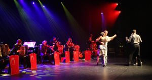 11-05-2009 SHOWBIZZ; DANNY MALANDO ORKEST VIERDE MOEDERDAG MET VELE NOORD HOLLANDERS IN DE VEST. Gisteren was het moederdag een feestdag voor vele moeders die uitgenodigd waren door hun kinderen om te gaan genieten van het moedersdagconcert wat Danny Malando en zijn orkest gaven in theater de Vest te Alkmaar. Op uitnodiging van Danny Malando om te gaan dansen op het podium werd door velen mensen uit de zaal aangegrepen om hun danskunsten te vertonen. De Tango, Foxtrot en diverse andere dansjes kwamen voorbij onder het geweldige applaus van het Alkmaarse publiek. Na de pauze overhandigde Danny aan zijn moeder de nieuwste CD-DVD van Danny Malando orkest dit als goed makertje omdat hij vergeten was zijn moeder s-morgens te verrassen met een ontbijtje. Het was een gezellig en pracht van een concert, vele moeders gingen na afloop meer dan tevreden naar huis met onder hun armen de nieuwste dvd en cd van Danny Malando.
foto: Albert den Iseger.