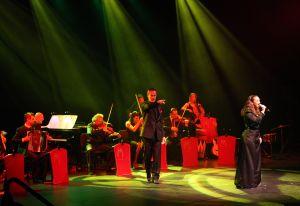 11-05-2009 SHOWBIZZ; DANNY MALANDO ORKEST VIERDE MOEDERDAG MET VELE NOORD HOLLANDERS IN DE VEST. Gisteren was het moederdag een feestdag voor vele moeders die uitgenodigd waren door hun kinderen om te gaan genieten van het moedersdagconcert wat Danny Malando en zijn orkest gaven in theater de Vest te Alkmaar. Op uitnodiging van Danny Malando om te gaan dansen op het podium werd door velen mensen uit de zaal aangegrepen om hun danskunsten te vertonen. De Tango, Foxtrot en diverse andere dansjes kwamen voorbij onder het geweldige applaus van het Alkmaarse publiek. Na de pauze overhandigde Danny aan zijn moeder de nieuwste CD-DVD van Danny Malando orkest dit als goed makertje omdat hij vergeten was zijn moeder s-morgens te verrassen met een ontbijtje. Het was een gezellig en pracht van een concert, vele moeders gingen na afloop meer dan tevreden naar huis met onder hun armen de nieuwste dvd en cd van Danny Malando.
foto: Albert den Iseger.