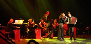 11-05-2009 SHOWBIZZ; DANNY MALANDO ORKEST VIERDE MOEDERDAG MET VELE NOORD HOLLANDERS IN DE VEST. Gisteren was het moederdag een feestdag voor vele moeders die uitgenodigd waren door hun kinderen om te gaan genieten van het moedersdagconcert wat Danny Malando en zijn orkest gaven in theater de Vest te Alkmaar. Op uitnodiging van Danny Malando om te gaan dansen op het podium werd door velen mensen uit de zaal aangegrepen om hun danskunsten te vertonen. De Tango, Foxtrot en diverse andere dansjes kwamen voorbij onder het geweldige applaus van het Alkmaarse publiek. Na de pauze overhandigde Danny aan zijn moeder de nieuwste CD-DVD van Danny Malando orkest dit als goed makertje omdat hij vergeten was zijn moeder s-morgens te verrassen met een ontbijtje. Het was een gezellig en pracht van een concert, vele moeders gingen na afloop meer dan tevreden naar huis met onder hun armen de nieuwste dvd en cd van Danny Malando.
foto: Albert den Iseger.