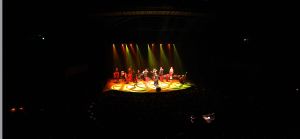 11-05-2009 SHOWBIZZ; DANNY MALANDO ORKEST VIERDE MOEDERDAG MET VELE NOORD HOLLANDERS IN DE VEST. Gisteren was het moederdag een feestdag voor vele moeders die uitgenodigd waren door hun kinderen om te gaan genieten van het moedersdagconcert wat Danny Malando en zijn orkest gaven in theater de Vest te Alkmaar. Op uitnodiging van Danny Malando om te gaan dansen op het podium werd door velen mensen uit de zaal aangegrepen om hun danskunsten te vertonen. De Tango, Foxtrot en diverse andere dansjes kwamen voorbij onder het geweldige applaus van het Alkmaarse publiek. Na de pauze overhandigde Danny aan zijn moeder de nieuwste CD-DVD van Danny Malando orkest dit als goed makertje omdat hij vergeten was zijn moeder s-morgens te verrassen met een ontbijtje. Het was een gezellig en pracht van een concert, vele moeders gingen na afloop meer dan tevreden naar huis met onder hun armen de nieuwste dvd en cd van Danny Malando.
foto: Albert den Iseger.