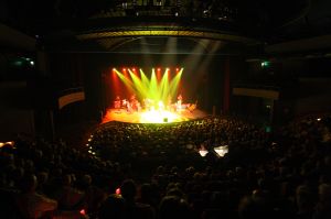11-05-2009 SHOWBIZZ; DANNY MALANDO ORKEST VIERDE MOEDERDAG MET VELE NOORD HOLLANDERS IN DE VEST. Gisteren was het moederdag een feestdag voor vele moeders die uitgenodigd waren door hun kinderen om te gaan genieten van het moedersdagconcert wat Danny Malando en zijn orkest gaven in theater de Vest te Alkmaar. Op uitnodiging van Danny Malando om te gaan dansen op het podium werd door velen mensen uit de zaal aangegrepen om hun danskunsten te vertonen. De Tango, Foxtrot en diverse andere dansjes kwamen voorbij onder het geweldige applaus van het Alkmaarse publiek. Na de pauze overhandigde Danny aan zijn moeder de nieuwste CD-DVD van Danny Malando orkest dit als goed makertje omdat hij vergeten was zijn moeder s-morgens te verrassen met een ontbijtje. Het was een gezellig en pracht van een concert, vele moeders gingen na afloop meer dan tevreden naar huis met onder hun armen de nieuwste dvd en cd van Danny Malando.
foto: Albert den Iseger.