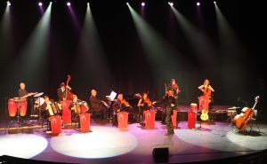 11-05-2009 SHOWBIZZ; DANNY MALANDO ORKEST VIERDE MOEDERDAG MET VELE NOORD HOLLANDERS IN DE VEST. Gisteren was het moederdag een feestdag voor vele moeders die uitgenodigd waren door hun kinderen om te gaan genieten van het moedersdagconcert wat Danny Malando en zijn orkest gaven in theater de Vest te Alkmaar. Op uitnodiging van Danny Malando om te gaan dansen op het podium werd door velen mensen uit de zaal aangegrepen om hun danskunsten te vertonen. De Tango, Foxtrot en diverse andere dansjes kwamen voorbij onder het geweldige applaus van het Alkmaarse publiek. Na de pauze overhandigde Danny aan zijn moeder de nieuwste CD-DVD van Danny Malando orkest dit als goed makertje omdat hij vergeten was zijn moeder s-morgens te verrassen met een ontbijtje. Het was een gezellig en pracht van een concert, vele moeders gingen na afloop meer dan tevreden naar huis met onder hun armen de nieuwste dvd en cd van Danny Malando.
foto: Albert den Iseger.