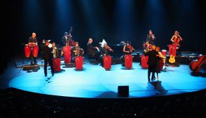 11-05-2009 SHOWBIZZ; DANNY MALANDO ORKEST VIERDE MOEDERDAG MET VELE NOORD HOLLANDERS IN DE VEST. Gisteren was het moederdag een feestdag voor vele moeders die uitgenodigd waren door hun kinderen om te gaan genieten van het moedersdagconcert wat Danny Malando en zijn orkest gaven in theater de Vest te Alkmaar. Op uitnodiging van Danny Malando om te gaan dansen op het podium werd door velen mensen uit de zaal aangegrepen om hun danskunsten te vertonen. De Tango, Foxtrot en diverse andere dansjes kwamen voorbij onder het geweldige applaus van het Alkmaarse publiek. Na de pauze overhandigde Danny aan zijn moeder de nieuwste CD-DVD van Danny Malando orkest dit als goed makertje omdat hij vergeten was zijn moeder s-morgens te verrassen met een ontbijtje. Het was een gezellig en pracht van een concert, vele moeders gingen na afloop meer dan tevreden naar huis met onder hun armen de nieuwste dvd en cd van Danny Malando.
foto11-05-2009 SHOWBIZZ; DANNY MALANDO ORKEST VIERDE MOEDERDAG MET VELE NOORD HOLLANDERS IN DE VEST. Gisteren was het moederdag een feestdag voor vele moeders die uitgenodigd waren door hun kinderen om te gaan genieten van het moedersdagconcert wat Danny Malando en zijn orkest gaven in theater de Vest te Alkmaar. Op uitnodiging van Danny Malando om te gaan dansen op het podium werd door velen mensen uit de zaal aangegrepen om hun danskunsten te vertonen. De Tango, Foxtrot en diverse andere dansjes kwamen voorbij onder het geweldige applaus van het Alkmaarse publiek. Na de pauze overhandigde Danny aan zijn moeder de nieuwste CD-DVD van Danny Malando orkest dit als goed makertje omdat hij vergeten was zijn moeder s-morgens te verrassen met een ontbijtje. Het was een gezellig en pracht van een concert, vele moeders gingen na afloop meer dan tevreden naar huis met onder hun armen de nieuwste dvd en cd van Danny Malando.
foto: Albert den Iseger.: Albert den Iseger.
