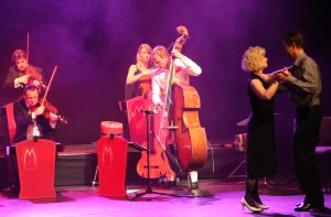 11-05-2009 SHOWBIZZ; DANNY MALANDO ORKEST VIERDE MOEDERDAG MET VELE NOORD HOLLANDERS IN DE VEST. Gisteren was het moederdag een feestdag voor vele moeders die uitgenodigd waren door hun kinderen om te gaan genieten van het moedersdagconcert wat Danny Malando en zijn orkest gaven in theater de Vest te Alkmaar. Op uitnodiging van Danny Malando om te gaan dansen op het podium werd door velen mensen uit de zaal aangegrepen om hun danskunsten te vertonen. De Tango, Foxtrot en diverse andere dansjes kwamen voorbij onder het geweldige applaus van het Alkmaarse publiek. Na de pauze overhandigde Danny aan zijn moeder de nieuwste CD-DVD van Danny Malando orkest dit als goed makertje omdat hij vergeten was zijn moeder s-morgens te verrassen met een ontbijtje. Het was een gezellig en pracht van een concert, vele moeders gingen na afloop meer dan tevreden naar huis met onder hun armen de nieuwste dvd en cd van Danny Malando.
foto: Albert den Iseger.