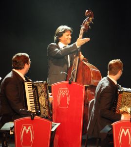 11-05-2009 SHOWBIZZ; DANNY MALANDO ORKEST VIERDE MOEDERDAG MET VELE NOORD HOLLANDERS IN DE VEST. Gisteren was het moederdag een feestdag voor vele moeders die uitgenodigd waren door hun kinderen om te gaan genieten van het moedersdagconcert wat Danny Malando en zijn orkest gaven in theater de Vest te Alkmaar. Op uitnodiging van Danny Malando om te gaan dansen op het podium werd door velen mensen uit de zaal aangegrepen om hun danskunsten te vertonen. De Tango, Foxtrot en diverse andere dansjes kwamen voorbij onder het geweldige applaus van het Alkmaarse publiek. Na de pauze overhandigde Danny aan zijn moeder de nieuwste CD-DVD van Danny Malando orkest dit als goed makertje omdat hij vergeten was zijn moeder s-morgens te verrassen met een ontbijtje. Het was een gezellig en pracht van een concert, vele moeders gingen na afloop meer dan tevreden naar huis met onder hun armen de nieuwste dvd en cd van Danny Malando.
foto: Albert den Iseger.