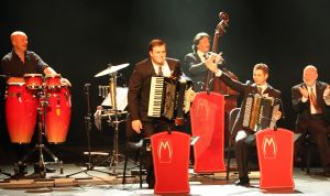 11-05-2009 SHOWBIZZ; DANNY MALANDO ORKEST VIERDE MOEDERDAG MET VELE NOORD HOLLANDERS IN DE VEST. Gisteren was het moederdag een feestdag voor vele moeders die uitgenodigd waren door hun kinderen om te gaan genieten van het moedersdagconcert wat Danny Malando en zijn orkest gaven in theater de Vest te Alkmaar. Op uitnodiging van Danny Malando om te gaan dansen op het podium werd door velen mensen uit de zaal aangegrepen om hun danskunsten te vertonen. De Tango, Foxtrot en diverse andere dansjes kwamen voorbij onder het geweldige applaus van het Alkmaarse publiek. Na de pauze overhandigde Danny aan zijn moeder de nieuwste CD-DVD van Danny Malando orkest dit als goed makertje omdat hij vergeten was zijn moeder s-morgens te verrassen met een ontbijtje. Het was een gezellig en pracht van een concert, vele moeders gingen na afloop meer dan tevreden naar huis met onder hun armen de nieuwste dvd en cd van Danny Malando.
foto: Albert den Iseger.
