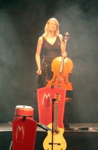 11-05-2009 SHOWBIZZ; DANNY MALANDO ORKEST VIERDE MOEDERDAG MET VELE NOORD HOLLANDERS IN DE VEST. Gisteren was het moederdag een feestdag voor vele moeders die uitgenodigd waren door hun kinderen om te gaan genieten van het moedersdagconcert wat Danny Malando en zijn orkest gaven in theater de Vest te Alkmaar. Op uitnodiging van Danny Malando om te gaan dansen op het podium werd door velen mensen uit de zaal aangegrepen om hun danskunsten te vertonen. De Tango, Foxtrot en diverse andere dansjes kwamen voorbij onder het geweldige applaus van het Alkmaarse publiek. Na de pauze overhandigde Danny aan zijn moeder de nieuwste CD-DVD van Danny Malando orkest dit als goed makertje omdat hij vergeten was zijn moeder s-morgens te verrassen met een ontbijtje. Het was een gezellig en pracht van een concert, vele moeders gingen na afloop meer dan tevreden naar huis met onder hun armen de nieuwste dvd en cd van Danny Malando.
foto: Albert den Iseger.