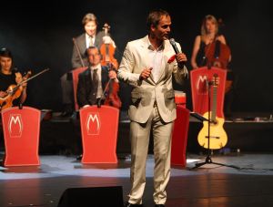 11-05-2009 SHOWBIZZ; DANNY MALANDO ORKEST VIERDE MOEDERDAG MET VELE NOORD HOLLANDERS IN DE VEST. Gisteren was het moederdag een feestdag voor vele moeders die uitgenodigd waren door hun kinderen om te gaan genieten van het moedersdagconcert wat Danny Malando en zijn orkest gaven in theater de Vest te Alkmaar. Op uitnodiging van Danny Malando om te gaan dansen op het podium werd door velen mensen uit de zaal aangegrepen om hun danskunsten te vertonen. De Tango, Foxtrot en diverse andere dansjes kwamen voorbij onder het geweldige applaus van het Alkmaarse publiek. Na de pauze overhandigde Danny aan zijn moeder de nieuwste CD-DVD van Danny Malando orkest dit als goed makertje omdat hij vergeten was zijn moeder s-morgens te verrassen met een ontbijtje. Het was een gezellig en pracht van een concert, vele moeders gingen na afloop meer dan tevreden naar huis met onder hun armen de nieuwste dvd en cd van Danny Malando.
foto: Albert den Iseger.