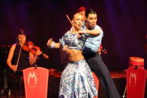 11-05-2009 SHOWBIZZ; DANNY MALANDO ORKEST VIERDE MOEDERDAG MET VELE NOORD HOLLANDERS IN DE VEST. Gisteren was het moederdag een feestdag voor vele moeders die uitgenodigd waren door hun kinderen om te gaan genieten van het moedersdagconcert wat Danny Malando en zijn orkest gaven in theater de Vest te Alkmaar. Op uitnodiging van Danny Malando om te gaan dansen op het podium werd door velen mensen uit de zaal aangegrepen om hun danskunsten te vertonen. De Tango, Foxtrot en diverse andere dansjes kwamen voorbij onder het geweldige applaus van het Alkmaarse publiek. Na de pauze overhandigde Danny aan zijn moeder de nieuwste CD-DVD van Danny Malando orkest dit als goed makertje omdat hij vergeten was zijn moeder s-morgens te verrassen met een ontbijtje. Het was een gezellig en pracht van een concert, vele moeders gingen na afloop meer dan tevreden naar huis met onder hun armen de nieuwste dvd en cd van Danny Malando.
foto: Albert den Iseger.