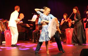 11-05-2009 SHOWBIZZ; DANNY MALANDO ORKEST VIERDE MOEDERDAG MET VELE NOORD HOLLANDERS IN DE VEST. Gisteren was het moederdag een feestdag voor vele moeders die uitgenodigd waren door hun kinderen om te gaan genieten van het moedersdagconcert wat Danny Malando en zijn orkest gaven in theater de Vest te Alkmaar. Op uitnodiging van Danny Malando om te gaan dansen op het podium werd door velen mensen uit de zaal aangegrepen om hun danskunsten te vertonen. De Tango, Foxtrot en diverse andere dansjes kwamen voorbij onder het geweldige applaus van het Alkmaarse publiek. Na de pauze overhandigde Danny aan zijn moeder de nieuwste CD-DVD van Danny Malando orkest dit als goed makertje omdat hij vergeten was zijn moeder s-morgens te verrassen met een ontbijtje. Het was een gezellig en pracht van een concert, vele moeders gingen na afloop meer dan tevreden naar huis met onder hun armen de nieuwste dvd en cd van Danny Malando.
foto: Albert den Iseger.
