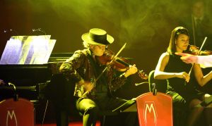 11-05-2009 SHOWBIZZ; DANNY MALANDO ORKEST VIERDE MOEDERDAG MET VELE NOORD HOLLANDERS IN DE VEST. Gisteren was het moederdag een feestdag voor vele moeders die uitgenodigd waren door hun kinderen om te gaan genieten van het moedersdagconcert wat Danny Malando en zijn orkest gaven in theater de Vest te Alkmaar. Op uitnodiging van Danny Malando om te gaan dansen op het podium werd door velen mensen uit de zaal aangegrepen om hun danskunsten te vertonen. De Tango, Foxtrot en diverse andere dansjes kwamen voorbij onder het geweldige applaus van het Alkmaarse publiek. Na de pauze overhandigde Danny aan zijn moeder de nieuwste CD-DVD van Danny Malando orkest dit als goed makertje omdat hij vergeten was zijn moeder s-morgens te verrassen met een ontbijtje. Het was een gezellig en pracht van een concert, vele moeders gingen na afloop meer dan tevreden naar huis met onder hun armen de nieuwste dvd en cd van Danny Malando.
foto: Albert den Iseger.