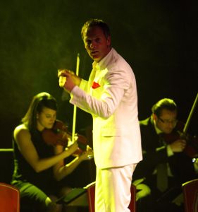 11-05-2009 SHOWBIZZ; DANNY MALANDO ORKEST VIERDE MOEDERDAG MET VELE NOORD HOLLANDERS IN DE VEST. Gisteren was het moederdag een feestdag voor vele moeders die uitgenodigd waren door hun kinderen om te gaan genieten van het moedersdagconcert wat Danny Malando en zijn orkest gaven in theater de Vest te Alkmaar. Op uitnodiging van Danny Malando om te gaan dansen op het podium werd door velen mensen uit de zaal aangegrepen om hun danskunsten te vertonen. De Tango, Foxtrot en diverse andere dansjes kwamen voorbij onder het geweldige applaus van het Alkmaarse publiek. Na de pauze overhandigde Danny aan zijn moeder de nieuwste CD-DVD van Danny Malando orkest dit als goed makertje omdat hij vergeten was zijn moeder s-morgens te verrassen met een ontbijtje. Het was een gezellig en pracht van een concert, vele moeders gingen na afloop meer dan tevreden naar huis met onder hun armen de nieuwste dvd en cd van Danny Malando.
foto: Albert den Iseger.
