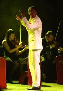 11-05-2009 SHOWBIZZ; DANNY MALANDO ORKEST VIERDE MOEDERDAG MET VELE NOORD HOLLANDERS IN DE VEST. Gisteren was het moederdag een feestdag voor vele moeders die uitgenodigd waren door hun kinderen om te gaan genieten van het moedersdagconcert wat Danny Malando en zijn orkest gaven in theater de Vest te Alkmaar. Op uitnodiging van Danny Malando om te gaan dansen op het podium werd door velen mensen uit de zaal aangegrepen om hun danskunsten te vertonen. De Tango, Foxtrot en diverse andere dansjes kwamen voorbij onder het geweldige applaus van het Alkmaarse publiek. Na de pauze overhandigde Danny aan zijn moeder de nieuwste CD-DVD van Danny Malando orkest dit als goed makertje omdat hij vergeten was zijn moeder s-morgens te verrassen met een ontbijtje. Het was een gezellig en pracht van een concert, vele moeders gingen na afloop meer dan tevreden naar huis met onder hun armen de nieuwste dvd en cd van Danny Malando.
foto: Albert den Iseger.