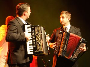 11-05-2009 SHOWBIZZ; DANNY MALANDO ORKEST VIERDE MOEDERDAG MET VELE NOORD HOLLANDERS IN DE VEST. Gisteren was het moederdag een feestdag voor vele moeders die uitgenodigd waren door hun kinderen om te gaan genieten van het moedersdagconcert wat Danny Malando en zijn orkest gaven in theater de Vest te Alkmaar. Op uitnodiging van Danny Malando om te gaan dansen op het podium werd door velen mensen uit de zaal aangegrepen om hun danskunsten te vertonen. De Tango, Foxtrot en diverse andere dansjes kwamen voorbij onder het geweldige applaus van het Alkmaarse publiek. Na de pauze overhandigde Danny aan zijn moeder de nieuwste CD-DVD van Danny Malando orkest dit als goed makertje omdat hij vergeten was zijn moeder s-morgens te verrassen met een ontbijtje. Het was een gezellig en pracht van een concert, vele moeders gingen na afloop meer dan tevreden naar huis met onder hun armen de nieuwste dvd en cd van Danny Malando.
foto: Albert den Iseger.
