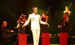 11-05-2009 SHOWBIZZ; DANNY MALANDO ORKEST VIERDE MOEDERDAG MET VELE NOORD HOLLANDERS IN DE VEST. Gisteren was het moederdag een feestdag voor vele moeders die uitgenodigd waren door hun kinderen om te gaan genieten van het moedersdagconcert wat Danny Malando en zijn orkest gaven in theater de Vest te Alkmaar. Op uitnodiging van Danny Malando om te gaan dansen op het podium werd door velen mensen uit de zaal aangegrepen om hun danskunsten te vertonen. De Tango, Foxtrot en diverse andere dansjes kwamen voorbij onder het geweldige applaus van het Alkmaarse publiek. Na de pauze overhandigde Danny aan zijn moeder de nieuwste CD-DVD van Danny Malando orkest dit als goed makertje omdat hij vergeten was zijn moeder s-morgens te verrassen met een ontbijtje. Het was een gezellig en pracht van een concert, vele moeders gingen na afloop meer dan tevreden naar huis met onder hun armen de nieuwste dvd en cd van Danny Malando.
foto: Albert den Iseger.