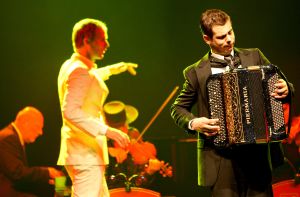 11-05-2009 SHOWBIZZ; DANNY MALANDO ORKEST VIERDE MOEDERDAG MET VELE NOORD HOLLANDERS IN DE VEST. Gisteren was het moederdag een feestdag voor vele moeders die uitgenodigd waren door hun kinderen om te gaan genieten van het moedersdagconcert wat Danny Malando en zijn orkest gaven in theater de Vest te Alkmaar. Op uitnodiging van Danny Malando om te gaan dansen op het podium werd door velen mensen uit de zaal aangegrepen om hun danskunsten te vertonen. De Tango, Foxtrot en diverse andere dansjes kwamen voorbij onder het geweldige applaus van het Alkmaarse publiek. Na de pauze overhandigde Danny aan zijn moeder de nieuwste CD-DVD van Danny Malando orkest dit als goed makertje omdat hij vergeten was zijn moeder s-morgens te verrassen met een ontbijtje. Het was een gezellig en pracht van een concert, vele moeders gingen na afloop meer dan tevreden naar huis met onder hun armen de nieuwste dvd en cd van Danny Malando.
foto: Albert den Iseger.