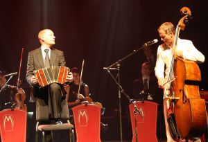 11-05-2009 SHOWBIZZ; DANNY MALANDO ORKEST VIERDE MOEDERDAG MET VELE NOORD HOLLANDERS IN DE VEST. Gisteren was het moederdag een feestdag voor vele moeders die uitgenodigd waren door hun kinderen om te gaan genieten van het moedersdagconcert wat Danny Malando en zijn orkest gaven in theater de Vest te Alkmaar. Op uitnodiging van Danny Malando om te gaan dansen op het podium werd door velen mensen uit de zaal aangegrepen om hun danskunsten te vertonen. De Tango, Foxtrot en diverse andere dansjes kwamen voorbij onder het geweldige applaus van het Alkmaarse publiek. Na de pauze overhandigde Danny aan zijn moeder de nieuwste CD-DVD van Danny Malando orkest dit als goed makertje omdat hij vergeten was zijn moeder s-morgens te verrassen met een ontbijtje. Het was een gezellig en pracht van een concert, vele moeders gingen na afloop meer dan tevreden naar huis met onder hun armen de nieuwste dvd en cd van Danny Malando.
foto: Albert den Iseger.
