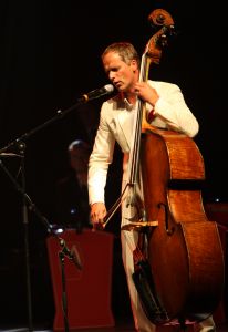 11-05-2009 SHOWBIZZ; DANNY MALANDO ORKEST VIERDE MOEDERDAG MET VELE NOORD HOLLANDERS IN DE VEST. Gisteren was het moederdag een feestdag voor vele moeders die uitgenodigd waren door hun kinderen om te gaan genieten van het moedersdagconcert wat Danny Malando en zijn orkest gaven in theater de Vest te Alkmaar. Op uitnodiging van Danny Malando om te gaan dansen op het podium werd door velen mensen uit de zaal aangegrepen om hun danskunsten te vertonen. De Tango, Foxtrot en diverse andere dansjes kwamen voorbij onder het geweldige applaus van het Alkmaarse publiek. Na de pauze overhandigde Danny aan zijn moeder de nieuwste CD-DVD van Danny Malando orkest dit als goed makertje omdat hij vergeten was zijn moeder s-morgens te verrassen met een ontbijtje. Het was een gezellig en pracht van een concert, vele moeders gingen na afloop meer dan tevreden naar huis met onder hun armen de nieuwste dvd en cd van Danny Malando.
foto: Albert den Iseger.