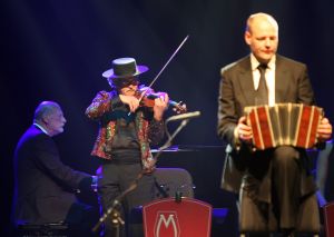 11-05-2009 SHOWBIZZ; DANNY MALANDO ORKEST VIERDE MOEDERDAG MET VELE NOORD HOLLANDERS IN DE VEST. Gisteren was het moederdag een feestdag voor vele moeders die uitgenodigd waren door hun kinderen om te gaan genieten van het moedersdagconcert wat Danny Malando en zijn orkest gaven in theater de Vest te Alkmaar. Op uitnodiging van Danny Malando om te gaan dansen op het podium werd door velen mensen uit de zaal aangegrepen om hun danskunsten te vertonen. De Tango, Foxtrot en diverse andere dansjes kwamen voorbij onder het geweldige applaus van het Alkmaarse publiek. Na de pauze overhandigde Danny aan zijn moeder de nieuwste CD-DVD van Danny Malando orkest dit als goed makertje omdat hij vergeten was zijn moeder s-morgens te verrassen met een ontbijtje. Het was een gezellig en pracht van een concert, vele moeders gingen na afloop meer dan tevreden naar huis met onder hun armen de nieuwste dvd en cd van Danny Malando.
foto: Albert den Iseger.