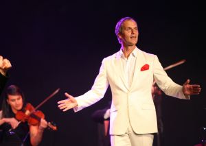 11-05-2009 SHOWBIZZ; DANNY MALANDO ORKEST VIERDE MOEDERDAG MET VELE NOORD HOLLANDERS IN DE VEST. Gisteren was het moederdag een feestdag voor vele moeders die uitgenodigd waren door hun kinderen om te gaan genieten van het moedersdagconcert wat Danny Malando en zijn orkest gaven in theater de Vest te Alkmaar. Op uitnodiging van Danny Malando om te gaan dansen op het podium werd door velen mensen uit de zaal aangegrepen om hun danskunsten te vertonen. De Tango, Foxtrot en diverse andere dansjes kwamen voorbij onder het geweldige applaus van het Alkmaarse publiek. Na de pauze overhandigde Danny aan zijn moeder de nieuwste CD-DVD van Danny Malando orkest dit als goed makertje omdat hij vergeten was zijn moeder s-morgens te verrassen met een ontbijtje. Het was een gezellig en pracht van een concert, vele moeders gingen na afloop meer dan tevreden naar huis met onder hun armen de nieuwste dvd en cd van Danny Malando.
foto: Albert den Iseger.