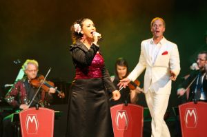 11-05-2009 SHOWBIZZ; DANNY MALANDO ORKEST VIERDE MOEDERDAG MET VELE NOORD HOLLANDERS IN DE VEST. Gisteren was het moederdag een feestdag voor vele moeders die uitgenodigd waren door hun kinderen om te gaan genieten van het moedersdagconcert wat Danny Malando en zijn orkest gaven in theater de Vest te Alkmaar. Op uitnodiging van Danny Malando om te gaan dansen op het podium werd door velen mensen uit de zaal aangegrepen om hun danskunsten te vertonen. De Tango, Foxtrot en diverse andere dansjes kwamen voorbij onder het geweldige applaus van het Alkmaarse publiek. Na de pauze overhandigde Danny aan zijn moeder de nieuwste CD-DVD van Danny Malando orkest dit als goed makertje omdat hij vergeten was zijn moeder s-morgens te verrassen met een ontbijtje. Het was een gezellig en pracht van een concert, vele moeders gingen na afloop meer dan tevreden naar huis met onder hun armen de nieuwste dvd en cd van Danny Malando.
foto: Albert den Iseger.