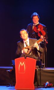 11-05-2009 SHOWBIZZ; DANNY MALANDO ORKEST VIERDE MOEDERDAG MET VELE NOORD HOLLANDERS IN DE VEST. Gisteren was het moederdag een feestdag voor vele moeders die uitgenodigd waren door hun kinderen om te gaan genieten van het moedersdagconcert wat Danny Malando en zijn orkest gaven in theater de Vest te Alkmaar. Op uitnodiging van Danny Malando om te gaan dansen op het podium werd door velen mensen uit de zaal aangegrepen om hun danskunsten te vertonen. De Tango, Foxtrot en diverse andere dansjes kwamen voorbij onder het geweldige applaus van het Alkmaarse publiek. Na de pauze overhandigde Danny aan zijn moeder de nieuwste CD-DVD van Danny Malando orkest dit als goed makertje omdat hij vergeten was zijn moeder s-morgens te verrassen met een ontbijtje. Het was een gezellig en pracht van een concert, vele moeders gingen na afloop meer dan tevreden naar huis met onder hun armen de nieuwste dvd en cd van Danny Malando.
foto: Albert den Iseger.