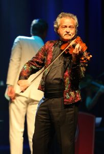11-05-2009 SHOWBIZZ; DANNY MALANDO ORKEST VIERDE MOEDERDAG MET VELE NOORD HOLLANDERS IN DE VEST. Gisteren was het moederdag een feestdag voor vele moeders die uitgenodigd waren door hun kinderen om te gaan genieten van het moedersdagconcert wat Danny Malando en zijn orkest gaven in theater de Vest te Alkmaar. Op uitnodiging van Danny Malando om te gaan dansen op het podium werd door velen mensen uit de zaal aangegrepen om hun danskunsten te vertonen. De Tango, Foxtrot en diverse andere dansjes kwamen voorbij onder het geweldige applaus van het Alkmaarse publiek. Na de pauze overhandigde Danny aan zijn moeder de nieuwste CD-DVD van Danny Malando orkest dit als goed makertje omdat hij vergeten was zijn moeder s-morgens te verrassen met een ontbijtje. Het was een gezellig en pracht van een concert, vele moeders gingen na afloop meer dan tevreden naar huis met onder hun armen de nieuwste dvd en cd van Danny Malando.
foto: Albert den Iseger.