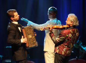 11-05-2009 SHOWBIZZ; DANNY MALANDO ORKEST VIERDE MOEDERDAG MET VELE NOORD HOLLANDERS IN DE VEST. Gisteren was het moederdag een feestdag voor vele moeders die uitgenodigd waren door hun kinderen om te gaan genieten van het moedersdagconcert wat Danny Malando en zijn orkest gaven in theater de Vest te Alkmaar. Op uitnodiging van Danny Malando om te gaan dansen op het podium werd door velen mensen uit de zaal aangegrepen om hun danskunsten te vertonen. De Tango, Foxtrot en diverse andere dansjes kwamen voorbij onder het geweldige applaus van het Alkmaarse publiek. Na de pauze overhandigde Danny aan zijn moeder de nieuwste CD-DVD van Danny Malando orkest dit als goed makertje omdat hij vergeten was zijn moeder s-morgens te verrassen met een ontbijtje. Het was een gezellig en pracht van een concert, vele moeders gingen na afloop meer dan tevreden naar huis met onder hun armen de nieuwste dvd en cd van Danny Malando.
foto: Albert den Iseger.