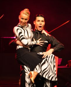 11-05-2009 SHOWBIZZ; DANNY MALANDO ORKEST VIERDE MOEDERDAG MET VELE NOORD HOLLANDERS IN DE VEST. Gisteren was het moederdag een feestdag voor vele moeders die uitgenodigd waren door hun kinderen om te gaan genieten van het moedersdagconcert wat Danny Malando en zijn orkest gaven in theater de Vest te Alkmaar. Op uitnodiging van Danny Malando om te gaan dansen op het podium werd door velen mensen uit de zaal aangegrepen om hun danskunsten te vertonen. De Tango, Foxtrot en diverse andere dansjes kwamen voorbij onder het geweldige applaus van het Alkmaarse publiek. Na de pauze overhandigde Danny aan zijn moeder de nieuwste CD-DVD van Danny Malando orkest dit als goed makertje omdat hij vergeten was zijn moeder s-morgens te verrassen met een ontbijtje. Het was een gezellig en pracht van een concert, vele moeders gingen na afloop meer dan tevreden naar huis met onder hun armen de nieuwste dvd en cd van Danny Malando.
foto: Albert den Iseger.