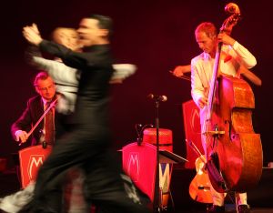 11-05-2009 SHOWBIZZ; DANNY MALANDO ORKEST VIERDE MOEDERDAG MET VELE NOORD HOLLANDERS IN DE VEST. Gisteren was het moederdag een feestdag voor vele moeders die uitgenodigd waren door hun kinderen om te gaan genieten van het moedersdagconcert wat Danny Malando en zijn orkest gaven in theater de Vest te Alkmaar. Op uitnodiging van Danny Malando om te gaan dansen op het podium werd door velen mensen uit de zaal aangegrepen om hun danskunsten te vertonen. De Tango, Foxtrot en diverse andere dansjes kwamen voorbij onder het geweldige applaus van het Alkmaarse publiek. Na de pauze overhandigde Danny aan zijn moeder de nieuwste CD-DVD van Danny Malando orkest dit als goed makertje omdat hij vergeten was zijn moeder s-morgens te verrassen met een ontbijtje. Het was een gezellig en pracht van een concert, vele moeders gingen na afloop meer dan tevreden naar huis met onder hun armen de nieuwste dvd en cd van Danny Malando.
foto: Albert den Iseger.