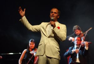 11-05-2009 SHOWBIZZ; DANNY MALANDO ORKEST VIERDE MOEDERDAG MET VELE NOORD HOLLANDERS IN DE VEST. Gisteren was het moederdag een feestdag voor vele moeders die uitgenodigd waren door hun kinderen om te gaan genieten van het moedersdagconcert wat Danny Malando en zijn orkest gaven in theater de Vest te Alkmaar. Op uitnodiging van Danny Malando om te gaan dansen op het podium werd door velen mensen uit de zaal aangegrepen om hun danskunsten te vertonen. De Tango, Foxtrot en diverse andere dansjes kwamen voorbij onder het geweldige applaus van het Alkmaarse publiek. Na de pauze overhandigde Danny aan zijn moeder de nieuwste CD-DVD van Danny Malando orkest dit als goed makertje omdat hij vergeten was zijn moeder s-morgens te verrassen met een ontbijtje. Het was een gezellig en pracht van een concert, vele moeders gingen na afloop meer dan tevreden naar huis met onder hun armen de nieuwste dvd en cd van Danny Malando.
foto: Albert den Iseger.