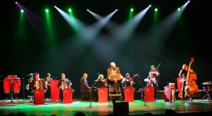 11-05-2009 SHOWBIZZ; DANNY MALANDO ORKEST VIERDE MOEDERDAG MET VELE NOORD HOLLANDERS IN DE VEST. Gisteren was het moederdag een feestdag voor vele moeders die uitgenodigd waren door hun kinderen om te gaan genieten van het moedersdagconcert wat Danny Malando en zijn orkest gaven in theater de Vest te Alkmaar. Op uitnodiging van Danny Malando om te gaan dansen op het podium werd door velen mensen uit de zaal aangegrepen om hun danskunsten te vertonen. De Tango, Foxtrot en diverse andere dansjes kwamen voorbij onder het geweldige applaus van het Alkmaarse publiek. Na de pauze overhandigde Danny aan zijn moeder de nieuwste CD-DVD van Danny Malando orkest dit als goed makertje omdat hij vergeten was zijn moeder s-morgens te verrassen met een ontbijtje. Het was een gezellig en pracht van een concert, vele moeders gingen na afloop meer dan tevreden naar huis met onder hun armen de nieuwste dvd en cd van Danny Malando.
foto: Albert den Iseger.