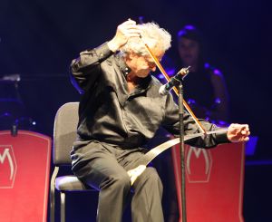 11-05-2009 SHOWBIZZ; DANNY MALANDO ORKEST VIERDE MOEDERDAG MET VELE NOORD HOLLANDERS IN DE VEST. Gisteren was het moederdag een feestdag voor vele moeders die uitgenodigd waren door hun kinderen om te gaan genieten van het moedersdagconcert wat Danny Malando en zijn orkest gaven in theater de Vest te Alkmaar. Op uitnodiging van Danny Malando om te gaan dansen op het podium werd door velen mensen uit de zaal aangegrepen om hun danskunsten te vertonen. De Tango, Foxtrot en diverse andere dansjes kwamen voorbij onder het geweldige applaus van het Alkmaarse publiek. Na de pauze overhandigde Danny aan zijn moeder de nieuwste CD-DVD van Danny Malando orkest dit als goed makertje omdat hij vergeten was zijn moeder s-morgens te verrassen met een ontbijtje. Het was een gezellig en pracht van een concert, vele moeders gingen na afloop meer dan tevreden naar huis met onder hun armen de nieuwste dvd en cd van Danny Malando.
foto: Albert den Iseger.