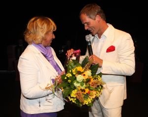 11-05-2009 SHOWBIZZ; DANNY MALANDO ORKEST VIERDE MOEDERDAG MET VELE NOORD HOLLANDERS IN DE VEST. Gisteren was het moederdag een feestdag voor vele moeders die uitgenodigd waren door hun kinderen om te gaan genieten van het moedersdagconcert wat Danny Malando en zijn orkest gaven in theater de Vest te Alkmaar. Op uitnodiging van Danny Malando om te gaan dansen op het podium werd door velen mensen uit de zaal aangegrepen om hun danskunsten te vertonen. De Tango, Foxtrot en diverse andere dansjes kwamen voorbij onder het geweldige applaus van het Alkmaarse publiek. Na de pauze overhandigde Danny aan zijn moeder de nieuwste CD-DVD van Danny Malando orkest dit als goed makertje omdat hij vergeten was zijn moeder s-morgens te verrassen met een ontbijtje. Het was een gezellig en pracht van een concert, vele moeders gingen na afloop meer dan tevreden naar huis met onder hun armen de nieuwste dvd en cd van Danny Malando.
foto: Albert den Iseger.
