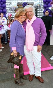 05-05-2009 SHOWBIZZ; GERARD JOLING WERD 49 JAAR EN VIERDE DAT MET VRIENDEN AAN DE AMSTEL. Het Restaurant het Kleine Kalfje was ineens gegroeid naar een grote roze en lila feest theater. Duizenden balonnen sierden de horeca lokarie aan de Amstel. Veel vrienden en vriendinnen waren op komen draven naar het feest van de bezige Gerard. Hij was weer de op en top gastheer en ontving iedereen persoonlijk met meer dan een gulle lach. Onder de vele gasten bevond zich ook Gerards nwe vriend. Het is nog zo pril deze nieuwe vriend dus even niet in de spotlights maar ik hoop wel dat het tussen ons wat word. We zullen zien of Gerard inderdaad over een jaar wanneer hij 50 word dit mag vieren samen met een vaste relatie.
Foto: Albert den Iseger.