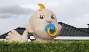 13-05-2009 SHOWBIZZ; FRANS BAUER MET VIERDE ZOON GERARDUS JOHANNES MARIA LUCAS. En we noemen hem Lucas. Onze vierde zoon geboren 8 Mei 2009. Gewicht 3320 gram en een lengte van 48 cm. Een pracht kereltje wat ons op het ogenblik flink uit onze nachtrust houd. De hele familie Bauer is in feeststemming en erg blij dat het kwartet nu rond is. Deze foto-s zijn direct na de bevalling gemaakt
foto: Albert den Iseger.