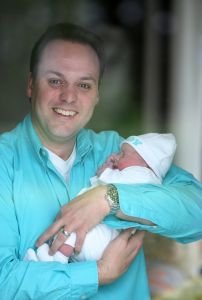 13-05-2009 SHOWBIZZ; FRANS BAUER MET VIERDE ZOON GERARDUS JOHANNES MARIA LUCAS. En we noemen hem Lucas. Onze vierde zoon geboren 8 Mei 2009. Gewicht 3320 gram en een lengte van 48 cm. Een pracht kereltje wat ons op het ogenblik flink uit onze nachtrust houd. De hele familie Bauer is in feeststemming en erg blij dat het kwartet nu rond is. Deze foto-s zijn direct na de bevalling gemaakt
foto: Albert den Iseger.
