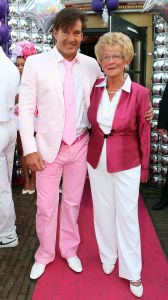 05-05-2009 SHOWBIZZ; GERARD JOLING WERD 49 JAAR EN VIERDE DAT MET VRIENDEN AAN DE AMSTEL. Het Restaurant het Kleine Kalfje was ineens gegroeid naar een grote roze en lila feest theater. Duizenden balonnen sierden de horeca lokarie aan de Amstel. Veel vrienden en vriendinnen waren op komen draven naar het feest van de bezige Gerard. Hij was weer de op en top gastheer en ontving iedereen persoonlijk met meer dan een gulle lach. Onder de vele gasten bevond zich ook Gerards nwe vriend. Het is nog zo pril deze nieuwe vriend dus even niet in de spotlights maar ik hoop wel dat het tussen ons wat word. We zullen zien of Gerard inderdaad over een jaar wanneer hij 50 word dit mag vieren samen met een vaste relatie.
Foto: Albert den Iseger.