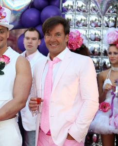 05-05-2009 SHOWBIZZ; GERARD JOLING WERD 49 JAAR EN VIERDE DAT MET VRIENDEN AAN DE AMSTEL. Het Restaurant het Kleine Kalfje was ineens gegroeid naar een grote roze en lila feest theater. Duizenden balonnen sierden de horeca lokarie aan de Amstel. Veel vrienden en vriendinnen waren op komen draven naar het feest van de bezige Gerard. Hij was weer de op en top gastheer en ontving iedereen persoonlijk met meer dan een gulle lach. Onder de vele gasten bevond zich ook Gerards nwe vriend. Het is nog zo pril deze nieuwe vriend dus even niet in de spotlights maar ik hoop wel dat het tussen ons wat word. We zullen zien of Gerard inderdaad over een jaar wanneer hij 50 word dit mag vieren samen met een vaste relatie.
Foto: Albert den Iseger.