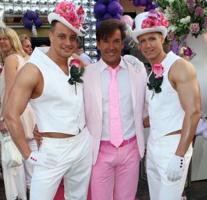 05-05-2009 SHOWBIZZ; GERARD JOLING WERD 49 JAAR EN VIERDE DAT MET VRIENDEN AAN DE AMSTEL. Het Restaurant het Kleine Kalfje was ineens gegroeid naar een grote roze en lila feest theater. Duizenden balonnen sierden de horeca lokarie aan de Amstel. Veel vrienden en vriendinnen waren op komen draven naar het feest van de bezige Gerard. Hij was weer de op en top gastheer en ontving iedereen persoonlijk met meer dan een gulle lach. Onder de vele gasten bevond zich ook Gerards nwe vriend. Het is nog zo pril deze nieuwe vriend dus even niet in de spotlights maar ik hoop wel dat het tussen ons wat word. We zullen zien of Gerard inderdaad over een jaar wanneer hij 50 word dit mag vieren samen met een vaste relatie.
Foto: Albert den Iseger.