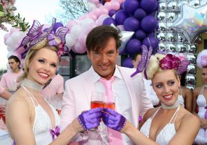 05-05-2009 SHOWBIZZ; GERARD JOLING WERD 49 JAAR EN VIERDE DAT MET VRIENDEN AAN DE AMSTEL. Het Restaurant het Kleine Kalfje was ineens gegroeid naar een grote roze en lila feest theater. Duizenden balonnen sierden de horeca lokarie aan de Amstel. Veel vrienden en vriendinnen waren op komen draven naar het feest van de bezige Gerard. Hij was weer de op en top gastheer en ontving iedereen persoonlijk met meer dan een gulle lach. Onder de vele gasten bevond zich ook Gerards nwe vriend. Het is nog zo pril deze nieuwe vriend dus even niet in de spotlights maar ik hoop wel dat het tussen ons wat word. We zullen zien of Gerard inderdaad over een jaar wanneer hij 50 word dit mag vieren samen met een vaste relatie.
Foto: Albert den Iseger.