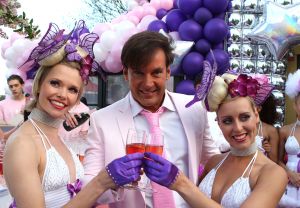 05-05-2009 SHOWBIZZ; GERARD JOLING WERD 49 JAAR EN VIERDE DAT MET VRIENDEN AAN DE AMSTEL. Het Restaurant het Kleine Kalfje was ineens gegroeid naar een grote roze en lila feest theater. Duizenden balonnen sierden de horeca lokarie aan de Amstel. Veel vrienden en vriendinnen waren op komen draven naar het feest van de bezige Gerard. Hij was weer de op en top gastheer en ontving iedereen persoonlijk met meer dan een gulle lach. Onder de vele gasten bevond zich ook Gerards nwe vriend. Het is nog zo pril deze nieuwe vriend dus even niet in de spotlights maar ik hoop wel dat het tussen ons wat word. We zullen zien of Gerard inderdaad over een jaar wanneer hij 50 word dit mag vieren samen met een vaste relatie.
Foto: Albert den Iseger.