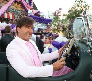 05-05-2009 SHOWBIZZ; GERARD JOLING WERD 49 JAAR EN VIERDE DAT MET VRIENDEN AAN DE AMSTEL. Het Restaurant het Kleine Kalfje was ineens gegroeid naar een grote roze en lila feest theater. Duizenden balonnen sierden de horeca lokarie aan de Amstel. Veel vrienden en vriendinnen waren op komen draven naar het feest van de bezige Gerard. Hij was weer de op en top gastheer en ontving iedereen persoonlijk met meer dan een gulle lach. Onder de vele gasten bevond zich ook Gerards nwe vriend. Het is nog zo pril deze nieuwe vriend dus even niet in de spotlights maar ik hoop wel dat het tussen ons wat word. We zullen zien of Gerard inderdaad over een jaar wanneer hij 50 word dit mag vieren samen met een vaste relatie.
Foto: Albert den Iseger.
