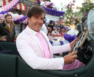 05-05-2009 SHOWBIZZ; GERARD JOLING WERD 49 JAAR EN VIERDE DAT MET VRIENDEN AAN DE AMSTEL. Het Restaurant het Kleine Kalfje was ineens gegroeid naar een grote roze en lila feest theater. Duizenden balonnen sierden de horeca lokarie aan de Amstel. Veel vrienden en vriendinnen waren op komen draven naar het feest van de bezige Gerard. Hij was weer de op en top gastheer en ontving iedereen persoonlijk met meer dan een gulle lach. Onder de vele gasten bevond zich ook Gerards nwe vriend. Het is nog zo pril deze nieuwe vriend dus even niet in de spotlights maar ik hoop wel dat het tussen ons wat word. We zullen zien of Gerard inderdaad over een jaar wanneer hij 50 word dit mag vieren samen met een vaste relatie.
Foto: Albert den Iseger.