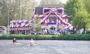 05-05-2009 SHOWBIZZ; GERARD JOLING WERD 49 JAAR EN VIERDE DAT MET VRIENDEN AAN DE AMSTEL. Het Restaurant het Kleine Kalfje was ineens gegroeid naar een grote roze en lila feest theater. Duizenden balonnen sierden de horeca lokarie aan de Amstel. Veel vrienden en vriendinnen waren op komen draven naar het feest van de bezige Gerard. Hij was weer de op en top gastheer en ontving iedereen persoonlijk met meer dan een gulle lach. Onder de vele gasten bevond zich ook Gerards nwe vriend. Het is nog zo pril deze nieuwe vriend dus even niet in de spotlights maar ik hoop wel dat het tussen ons wat word. We zullen zien of Gerard inderdaad over een jaar wanneer hij 50 word dit mag vieren samen met een vaste relatie.
Foto: Albert den Iseger.