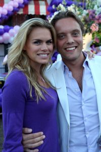 05-05-2009 SHOWBIZZ; GERARD JOLING WERD 49 JAAR EN VIERDE DAT MET VRIENDEN AAN DE AMSTEL. Het Restaurant het Kleine Kalfje was ineens gegroeid naar een grote roze en lila feest theater. Duizenden balonnen sierden de horeca lokarie aan de Amstel. Veel vrienden en vriendinnen waren op komen draven naar het feest van de bezige Gerard. Hij was weer de op en top gastheer en ontving iedereen persoonlijk met meer dan een gulle lach. Onder de vele gasten bevond zich ook Gerards nwe vriend. Het is nog zo pril deze nieuwe vriend dus even niet in de spotlights maar ik hoop wel dat het tussen ons wat word. We zullen zien of Gerard inderdaad over een jaar wanneer hij 50 word dit mag vieren samen met een vaste relatie.
Foto: Albert den Iseger.