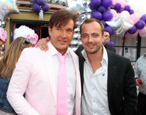 05-05-2009 SHOWBIZZ; GERARD JOLING WERD 49 JAAR EN VIERDE DAT MET VRIENDEN AAN DE AMSTEL. Het Restaurant het Kleine Kalfje was ineens gegroeid naar een grote roze en lila feest theater. Duizenden balonnen sierden de horeca lokarie aan de Amstel. Veel vrienden en vriendinnen waren op komen draven naar het feest van de bezige Gerard. Hij was weer de op en top gastheer en ontving iedereen persoonlijk met meer dan een gulle lach. Onder de vele gasten bevond zich ook Gerards nwe vriend. Het is nog zo pril deze nieuwe vriend dus even niet in de spotlights maar ik hoop wel dat het tussen ons wat word. We zullen zien of Gerard inderdaad over een jaar wanneer hij 50 word dit mag vieren samen met een vaste relatie.
Foto: Albert den Iseger.