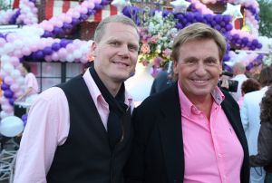 05-05-2009 SHOWBIZZ; GERARD JOLING WERD 49 JAAR EN VIERDE DAT MET VRIENDEN AAN DE AMSTEL. Het Restaurant het Kleine Kalfje was ineens gegroeid naar een grote roze en lila feest theater. Duizenden balonnen sierden de horeca lokarie aan de Amstel. Veel vrienden en vriendinnen waren op komen draven naar het feest van de bezige Gerard. Hij was weer de op en top gastheer en ontving iedereen persoonlijk met meer dan een gulle lach. Onder de vele gasten bevond zich ook Gerards nwe vriend. Het is nog zo pril deze nieuwe vriend dus even niet in de spotlights maar ik hoop wel dat het tussen ons wat word. We zullen zien of Gerard inderdaad over een jaar wanneer hij 50 word dit mag vieren samen met een vaste relatie.
Foto: Albert den Iseger.