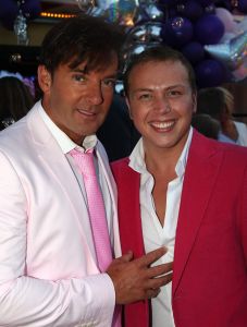 05-05-2009 SHOWBIZZ; GERARD JOLING WERD 49 JAAR EN VIERDE DAT MET VRIENDEN AAN DE AMSTEL. Het Restaurant het Kleine Kalfje was ineens gegroeid naar een grote roze en lila feest theater. Duizenden balonnen sierden de horeca lokarie aan de Amstel. Veel vrienden en vriendinnen waren op komen draven naar het feest van de bezige Gerard. Hij was weer de op en top gastheer en ontving iedereen persoonlijk met meer dan een gulle lach. Onder de vele gasten bevond zich ook Gerards nwe vriend. Het is nog zo pril deze nieuwe vriend dus even niet in de spotlights maar ik hoop wel dat het tussen ons wat word. We zullen zien of Gerard inderdaad over een jaar wanneer hij 50 word dit mag vieren samen met een vaste relatie.
Foto: Albert den Iseger.