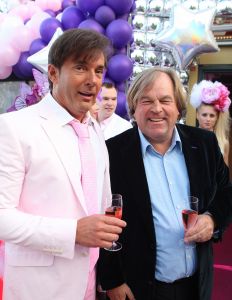 05-05-2009 SHOWBIZZ; GERARD JOLING WERD 49 JAAR EN VIERDE DAT MET VRIENDEN AAN DE AMSTEL. Het Restaurant het Kleine Kalfje was ineens gegroeid naar een grote roze en lila feest theater. Duizenden balonnen sierden de horeca lokarie aan de Amstel. Veel vrienden en vriendinnen waren op komen draven naar het feest van de bezige Gerard. Hij was weer de op en top gastheer en ontving iedereen persoonlijk met meer dan een gulle lach. Onder de vele gasten bevond zich ook Gerards nwe vriend. Het is nog zo pril deze nieuwe vriend dus even niet in de spotlights maar ik hoop wel dat het tussen ons wat word. We zullen zien of Gerard inderdaad over een jaar wanneer hij 50 word dit mag vieren samen met een vaste relatie.
Foto: Albert den Iseger.